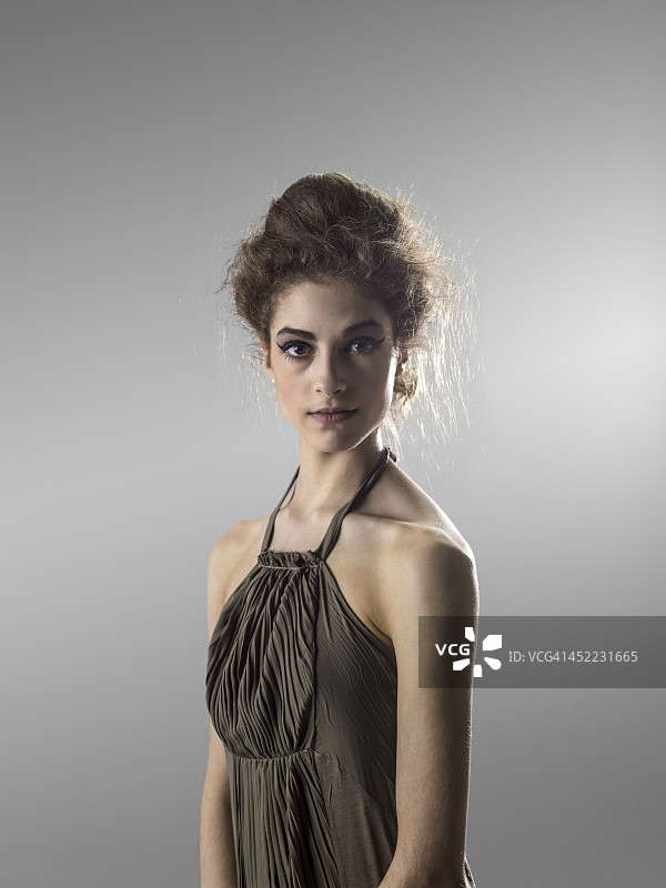 发型妆容已定的芭蕾舞演员肖像图片素材
