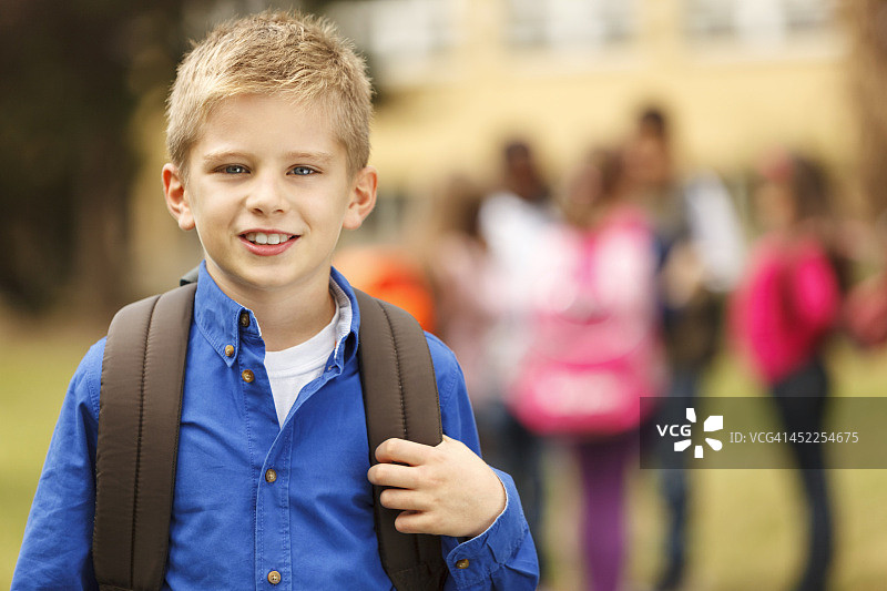学校门口的男学生图片素材