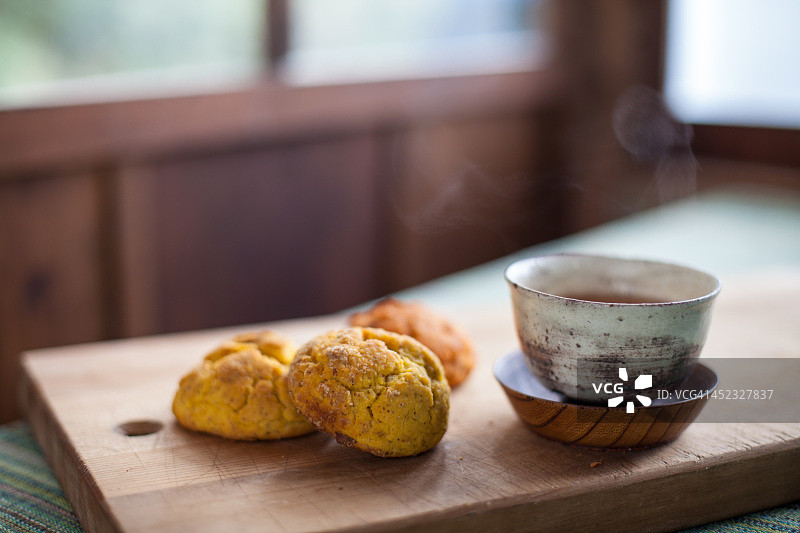 无麸质烤饼和日式茶杯图片素材