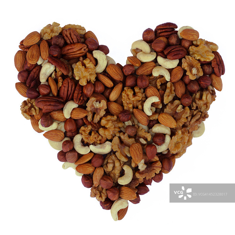 装满混合坚果的心形图片素材