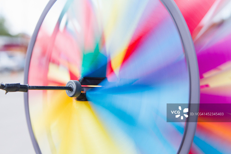 色彩鲜艳的风车图片素材