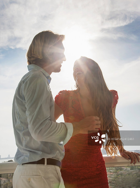 情侣在日落时分户外欢笑图片素材