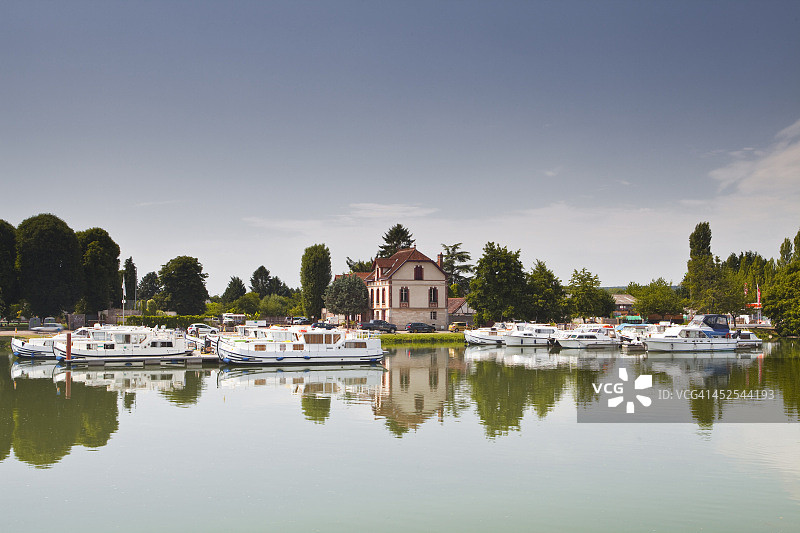 约尼镇约讷河上的船只图片素材