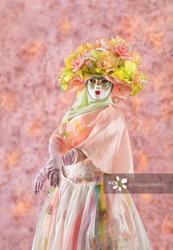 身穿粉色服装的女士图片素材