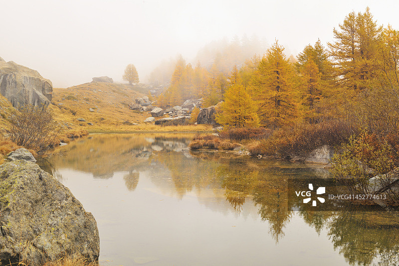 雾中的山间湖泊图片素材
