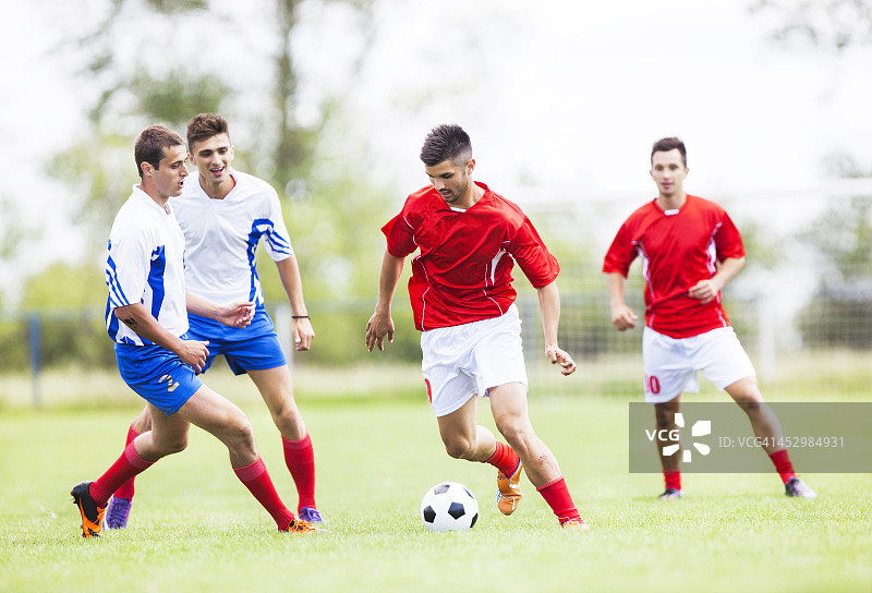 比赛中的足球运动员图片素材
