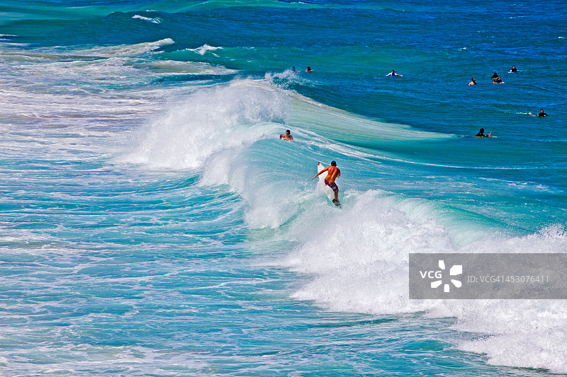巴西里约热内卢伊帕内玛海滩的冲浪者图片素材