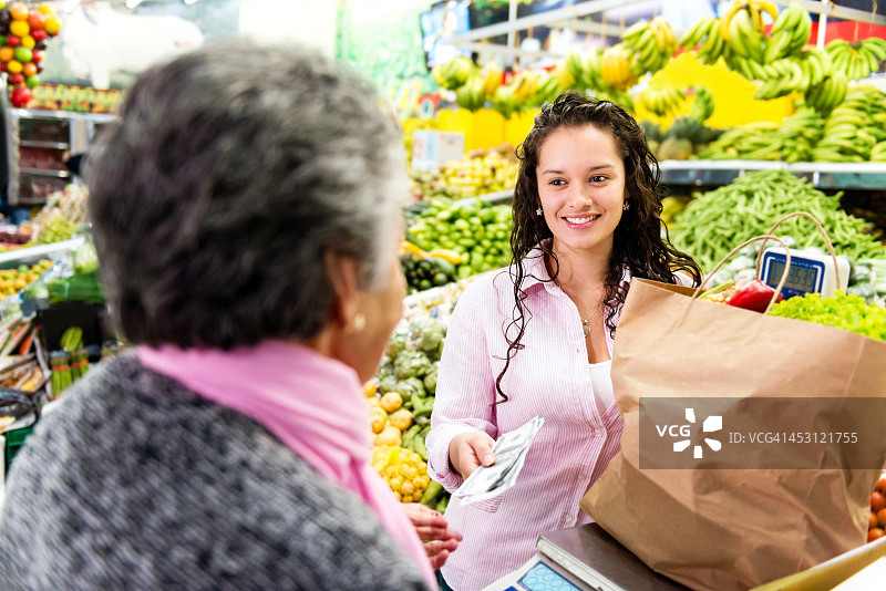 顾客在超市付款图片素材
