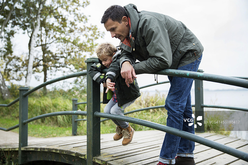 父子站在自行车桥上图片素材