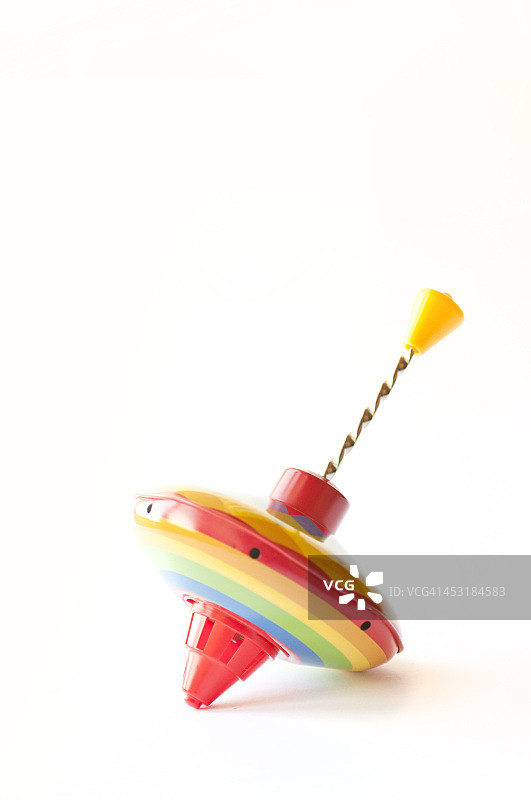 在白色桌子上旋转的陀螺图片素材