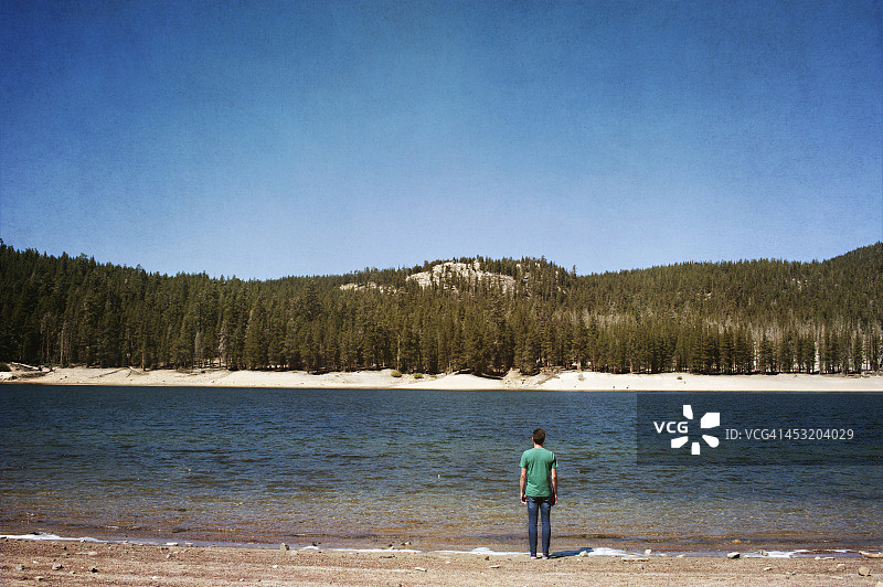 一名男子站在马蹄湖的边缘图片素材