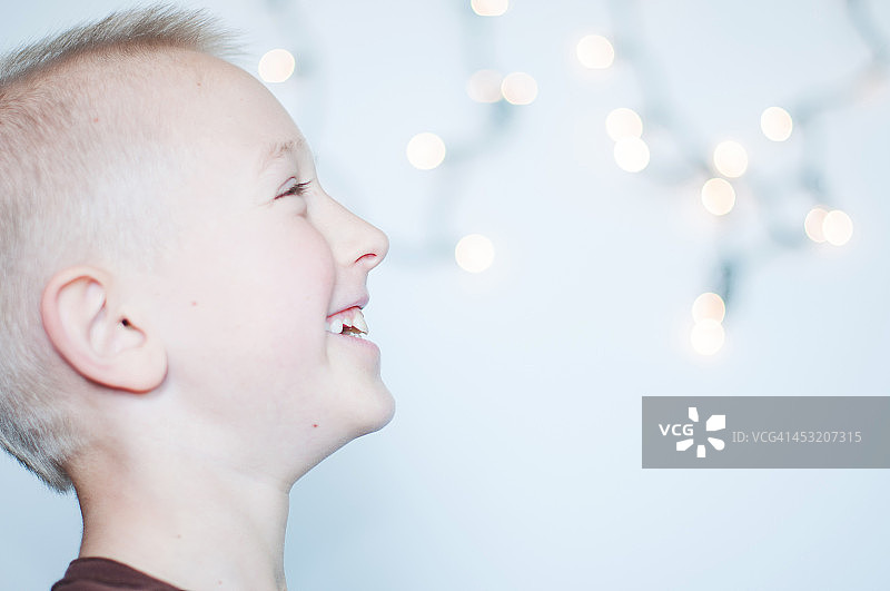 男孩在笑图片素材