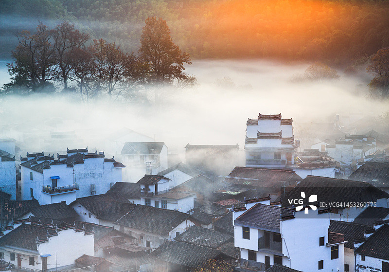 中国婺源石城村的雾晨图片素材