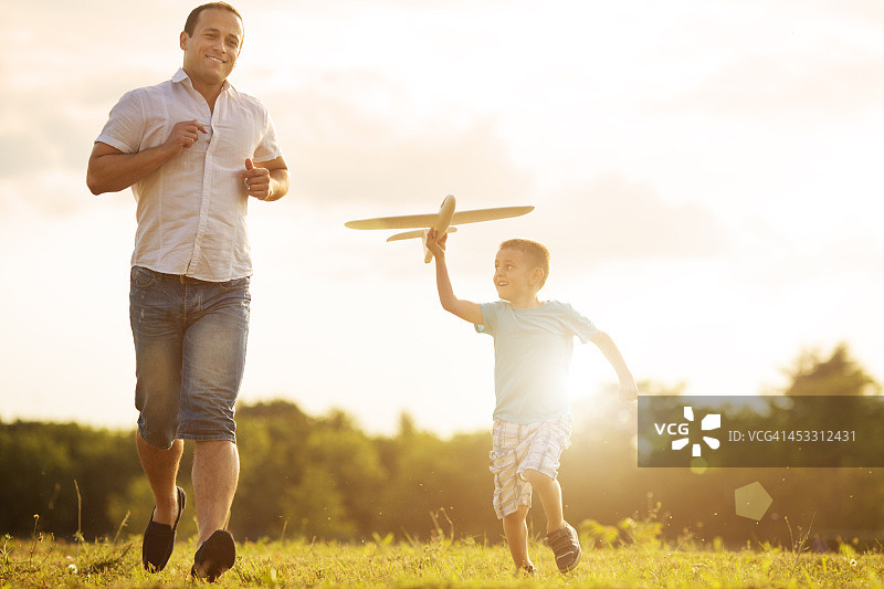 父子在户外玩玩具飞机图片素材