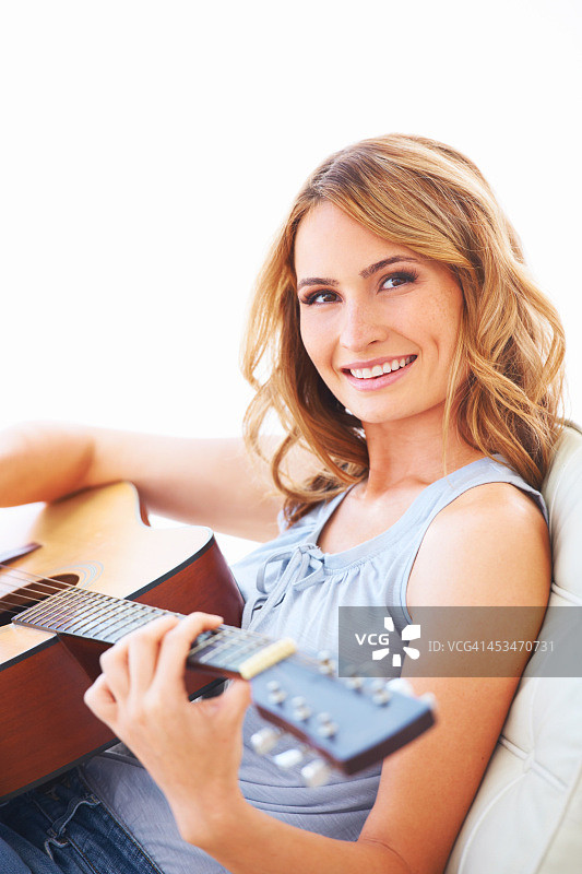 音乐带给她笑容图片素材