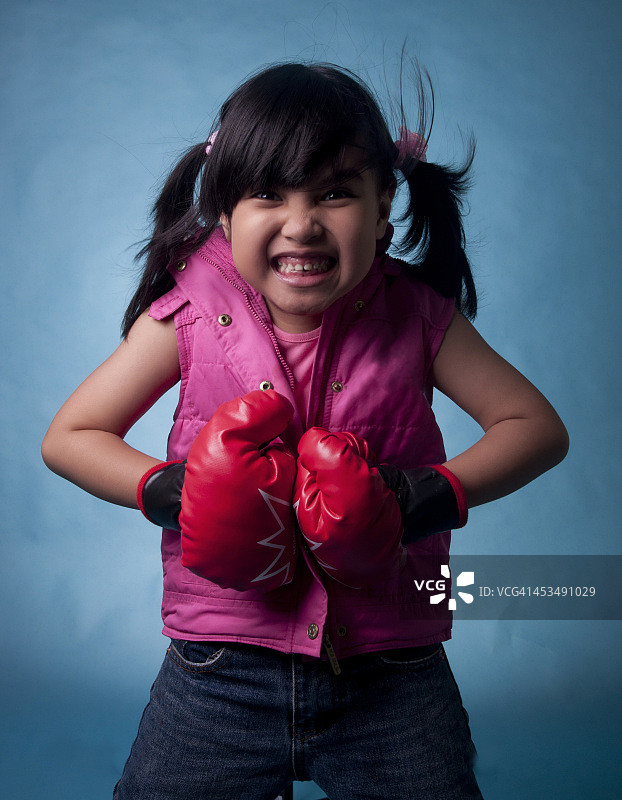 愤怒的拳击女孩图片素材