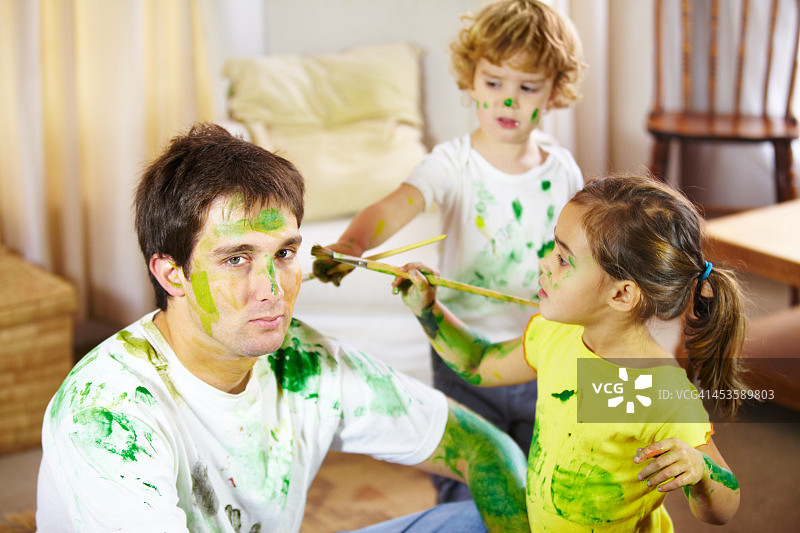 育儿不易图片素材