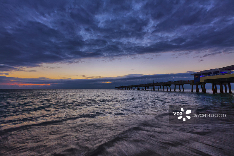 日出前景不佳图片素材