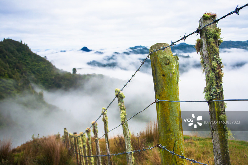 山顶俯瞰大地图片素材