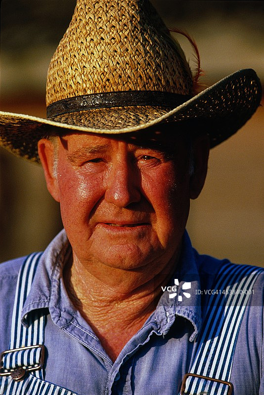 戴着草帽的年长农民肖像图片素材
