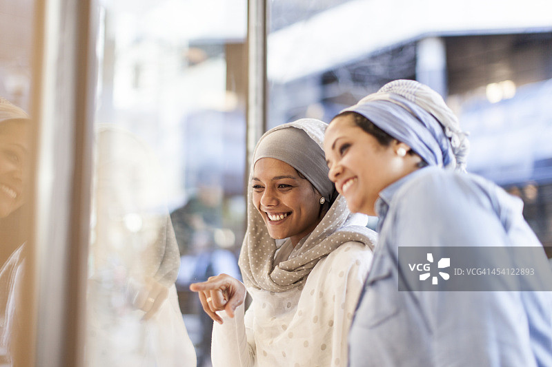 穆斯林朋友橱窗购物图片素材