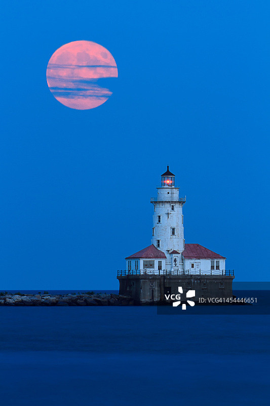 芝加哥港灯塔上的丰收之月图片素材