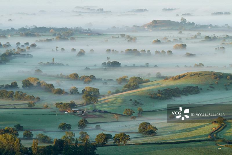 萨默塞特平原上的黎明薄雾图片素材