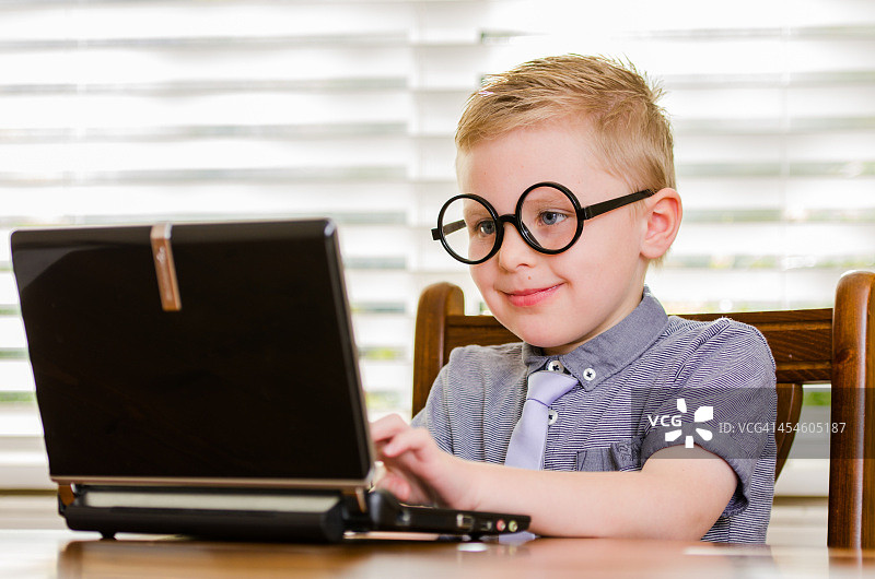 使用电脑的小男孩图片素材