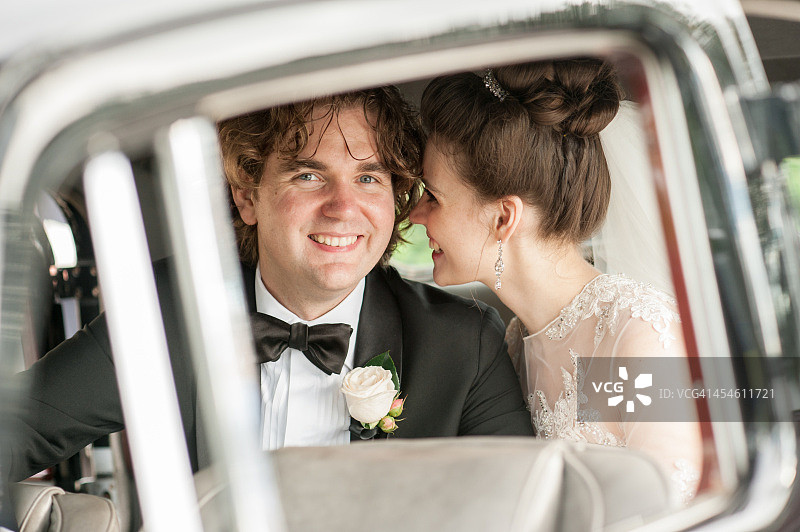 新郎新娘与老爷车图片素材