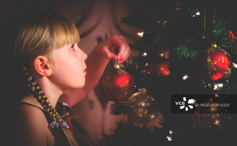 小女孩装饰圣诞树图片素材