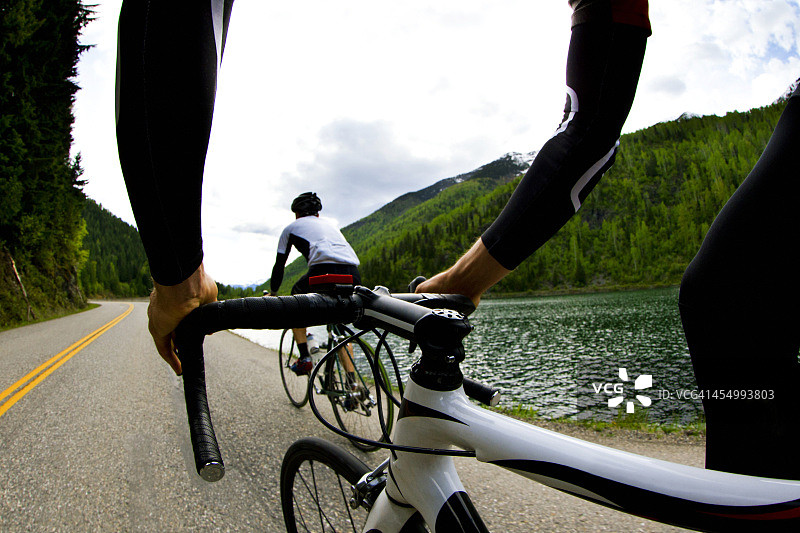 公路自行车骑行男人图片素材