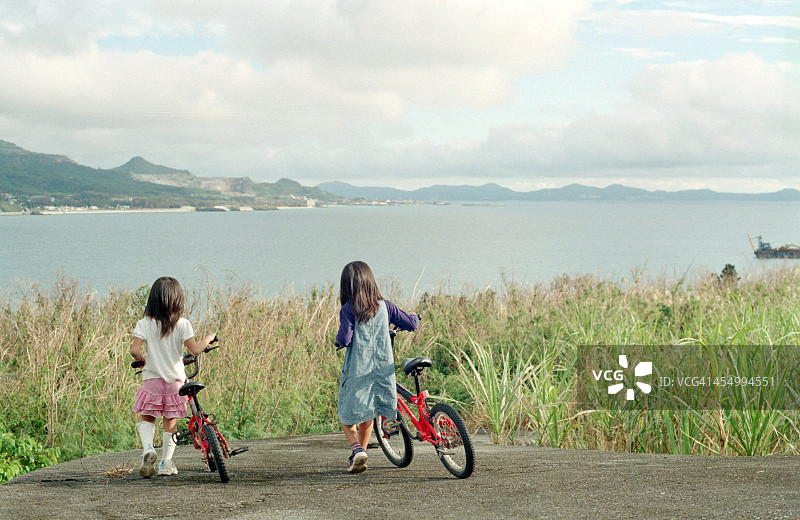 从自行车上下来的女孩图片素材