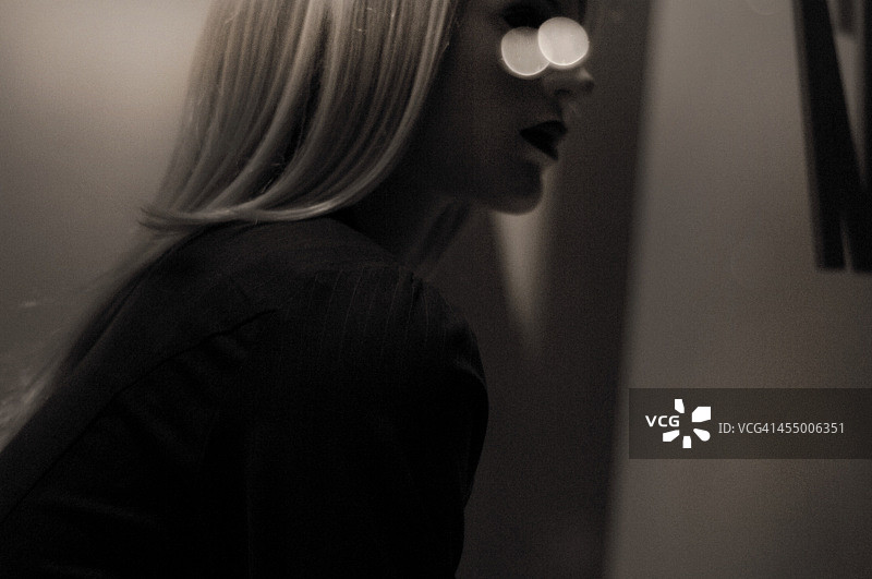 棕褐色调中的模特图片素材