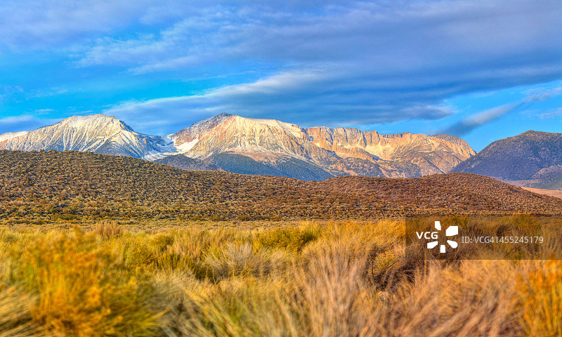 美国395号公路上的山景图片素材