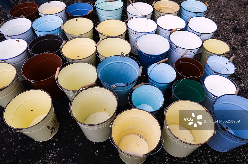 跳蚤市场上的彩色空金属桶图片素材