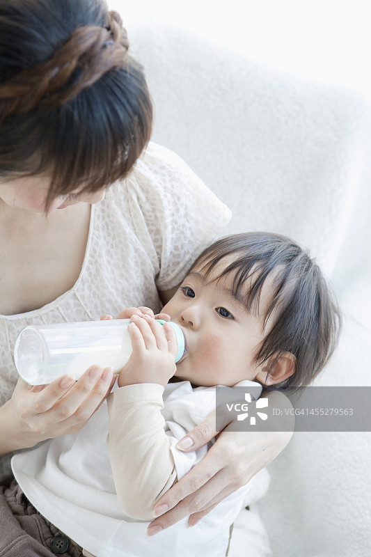 母亲给婴儿喂奶图片素材