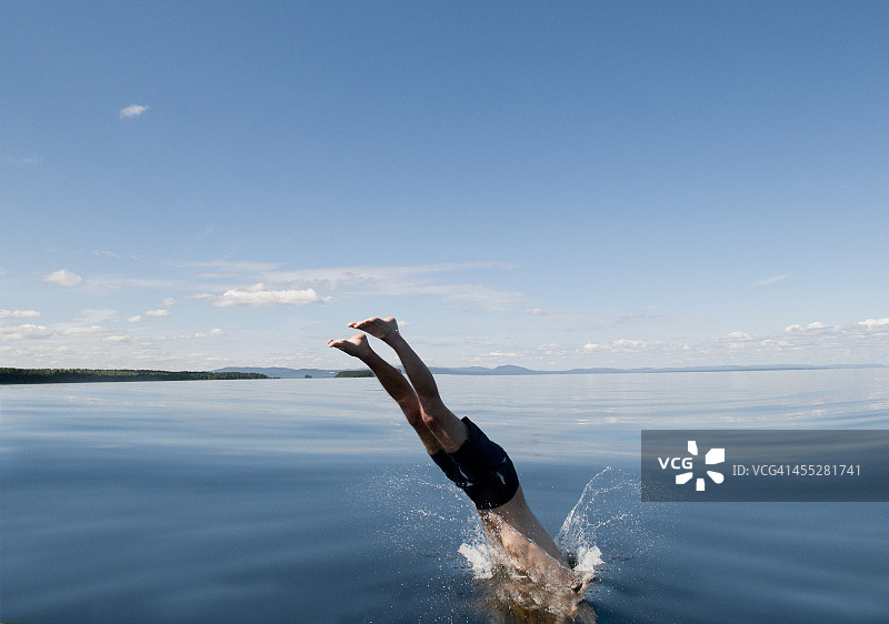 中年男人跳入海中图片素材