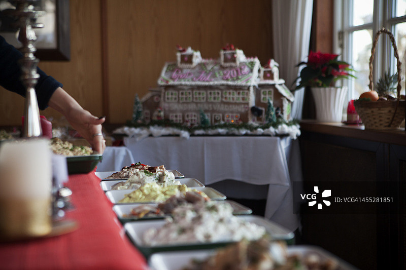 摆放圣诞美食的餐桌图片素材