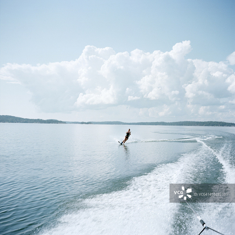 女人滑水图片素材