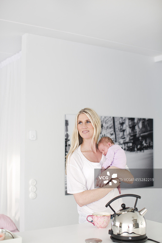 女人抱着新生女儿图片素材