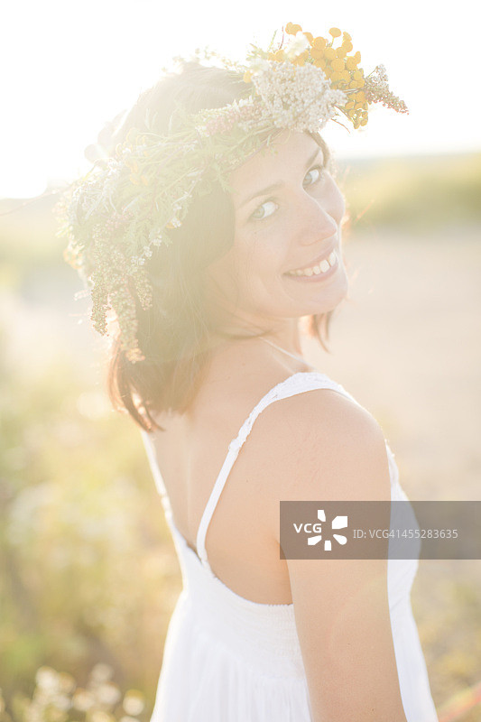 戴花环的年轻女子图片素材