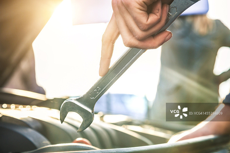 汽车修理工修理汽车发动机图片素材