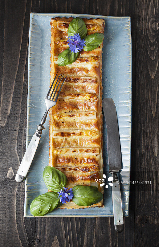 盘中烤芦笋千层酥图片素材