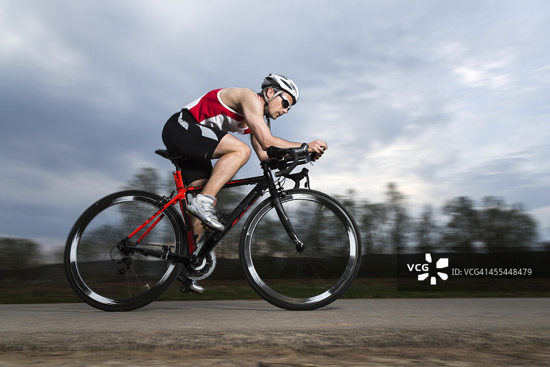 在骑自行车的德国铁人三项运动员图片素材