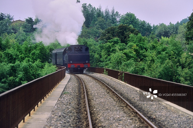 连接昂杜兹和圣让迪加尔的旧火车图片素材