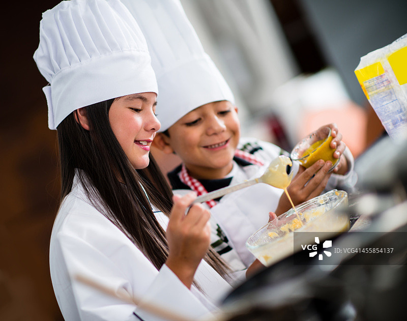 孩子们在厨房玩耍图片素材