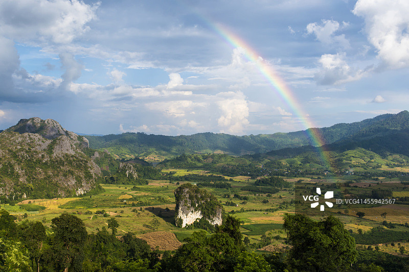 彩虹与独特的山图片素材