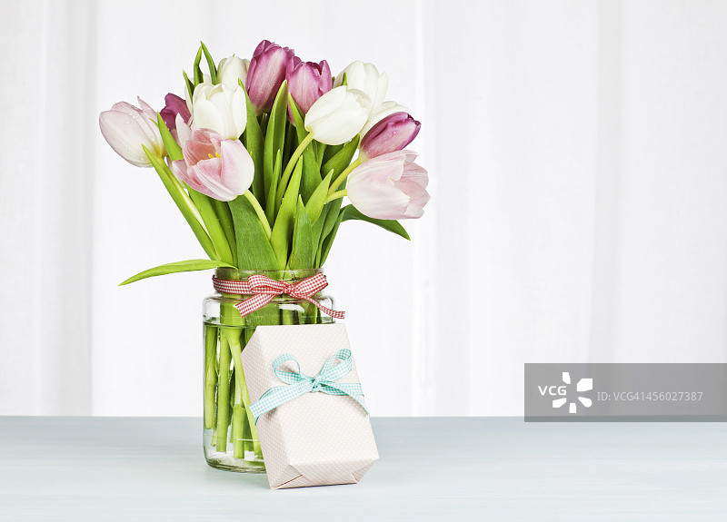 花束和单份礼品横幅图片素材