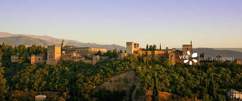 西班牙格拉纳达阿罕布拉宫的金色时段全景图片素材