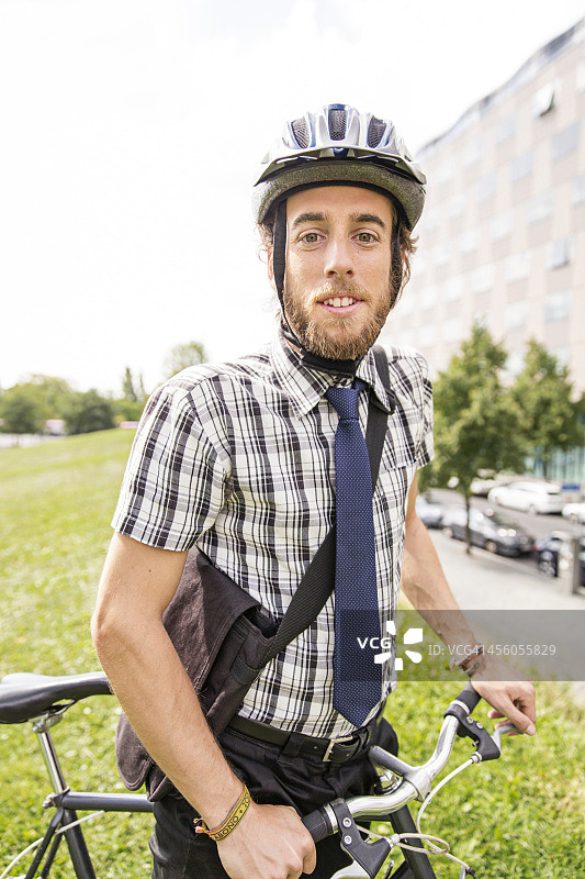 骑自行车通勤的年轻男子图片素材